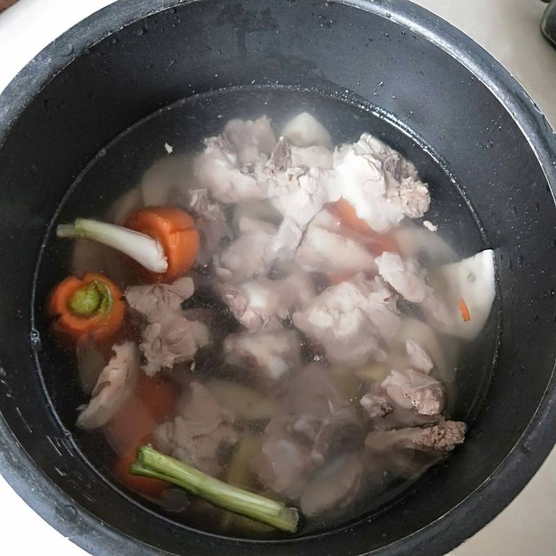 Steps for Making Lotus Root and Pork Rib Soup