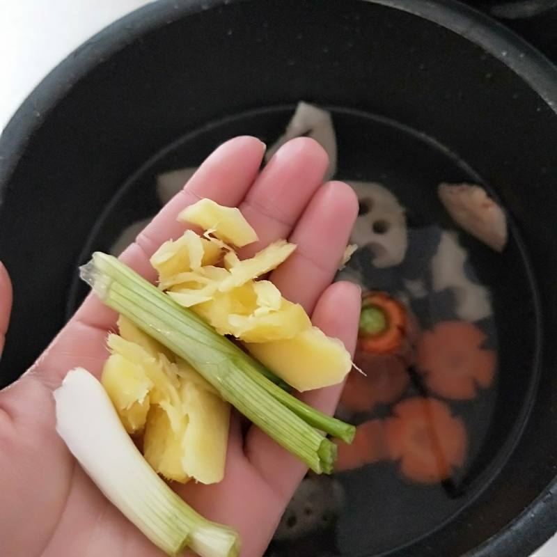 Steps for Making Lotus Root and Pork Rib Soup