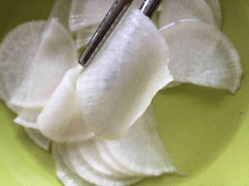 Honey-Soaked White Radish Plate Art Preparation Steps