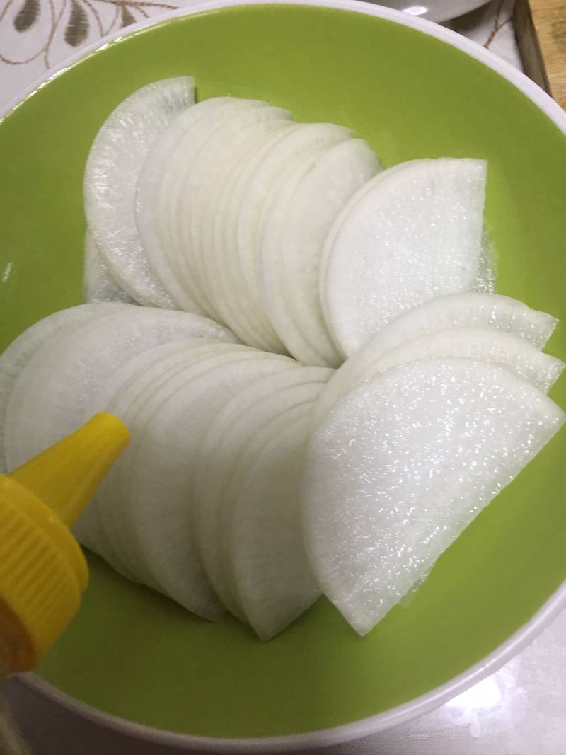 Honey-Soaked White Radish Plate Art Preparation Steps