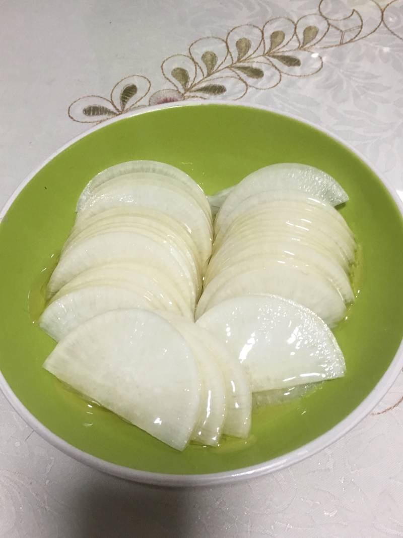 Honey-Soaked White Radish Plate Art Preparation Steps