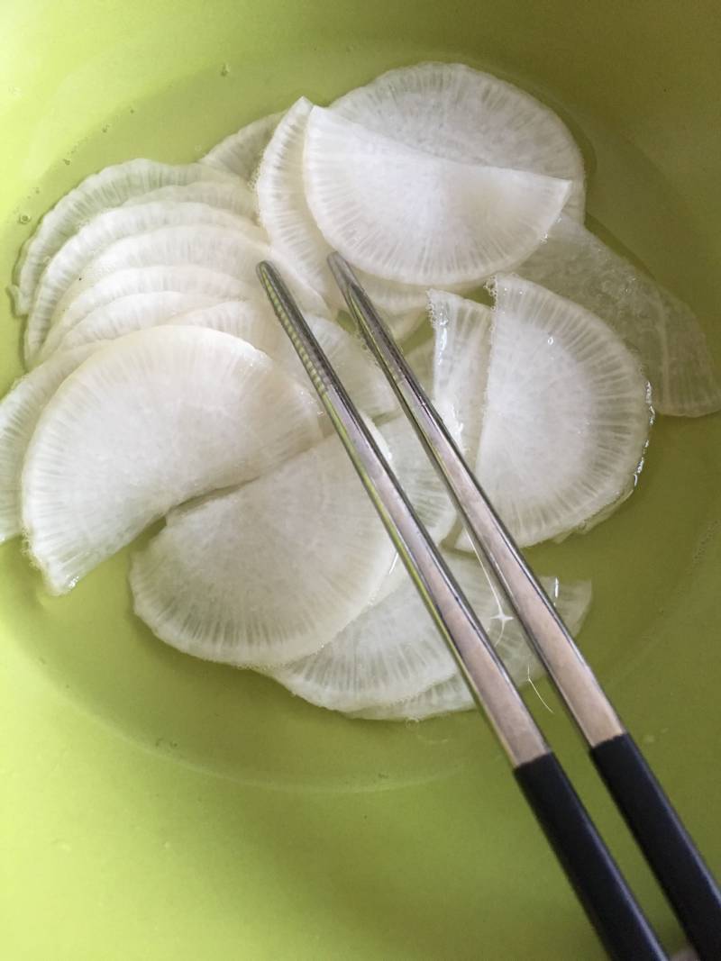 Honey-Soaked White Radish Plate Art Preparation Steps