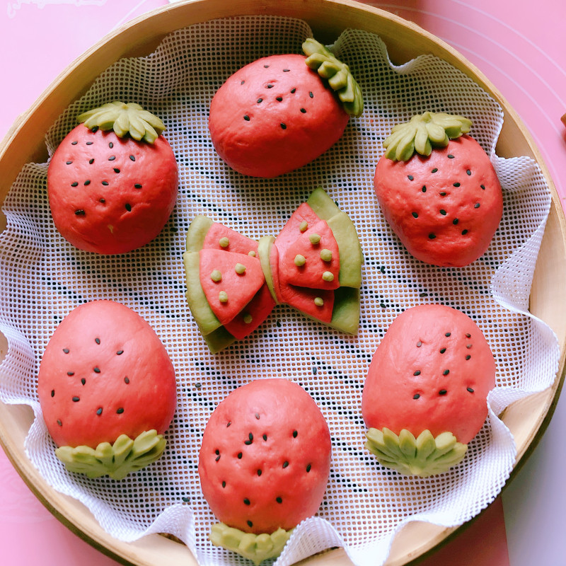 Steps for Making Strawberry Baozi