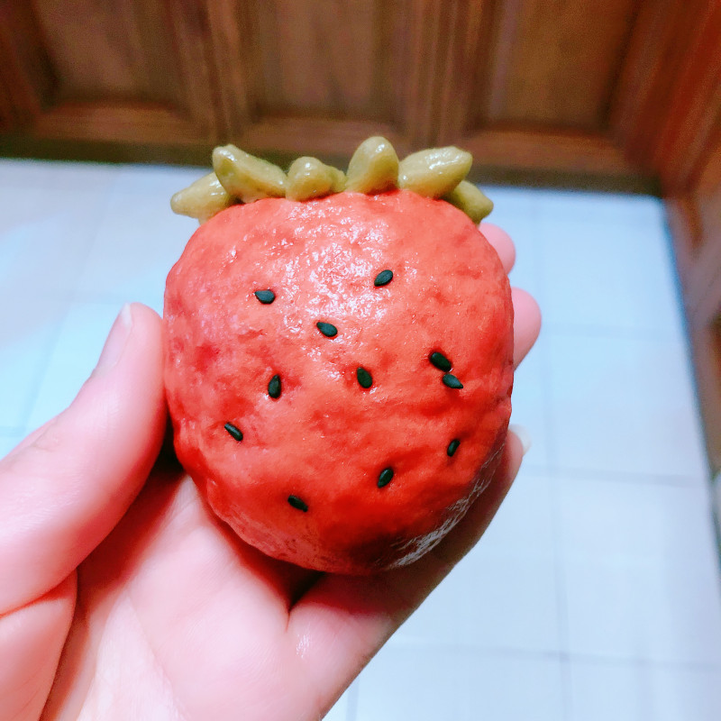 Steps for Making Strawberry Baozi