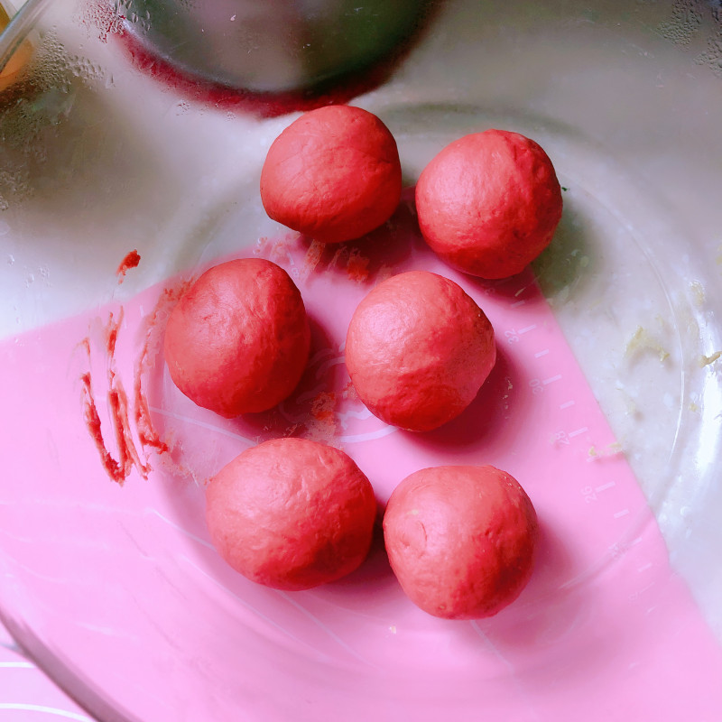 Steps for Making Strawberry Baozi