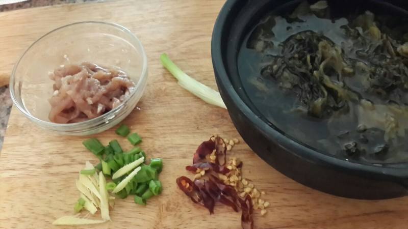 Steps for Cooking Sour and Spicy Pork Noodle Soup