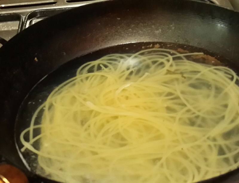 Steps for Cooking Sour and Spicy Pork Noodle Soup