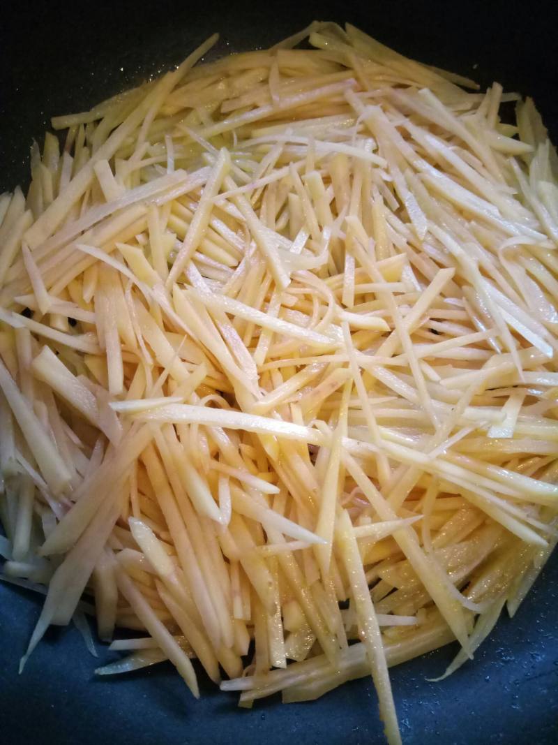 Steps for Making Dry-Fried Shredded Potatoes