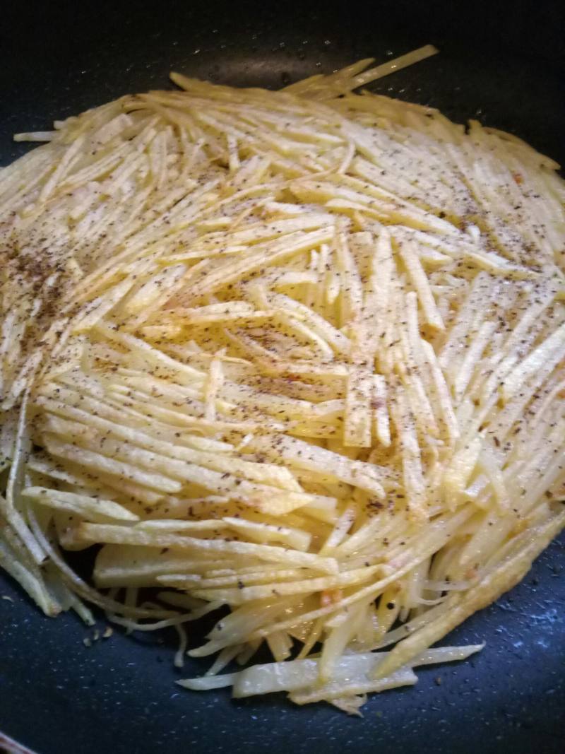 Steps for Making Dry-Fried Shredded Potatoes