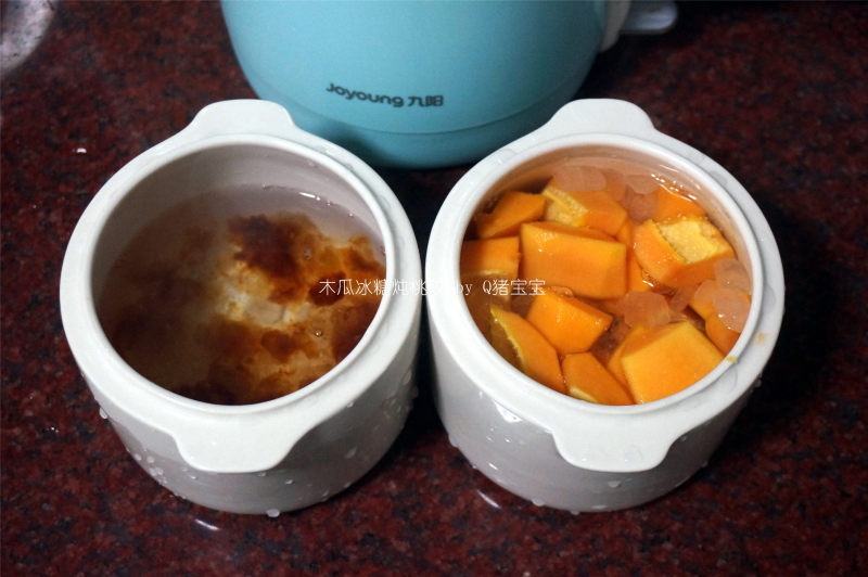 Steps for Making Papaya and Rock Sugar Stewed Peach Gum