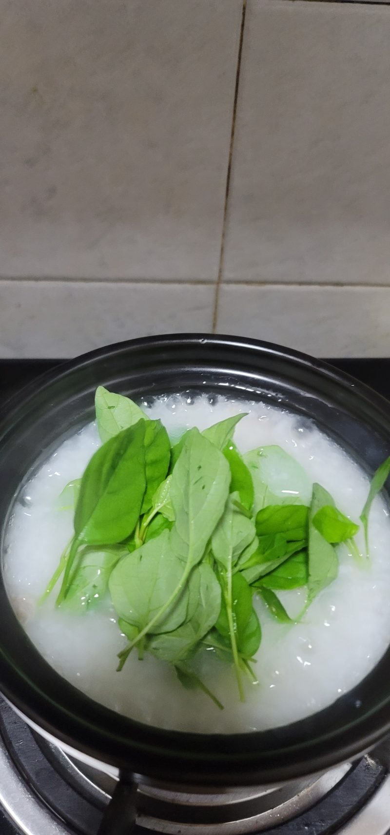 Step-by-step Cooking of Lean Pork Congee with Fresh Goji Leaves