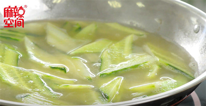 Steps for Cooking Mushroom and Cucumber Pork Soup