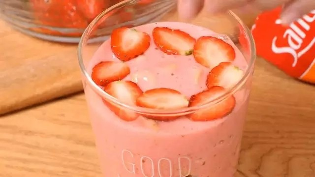 Steps for Making Strawberry Milkshake