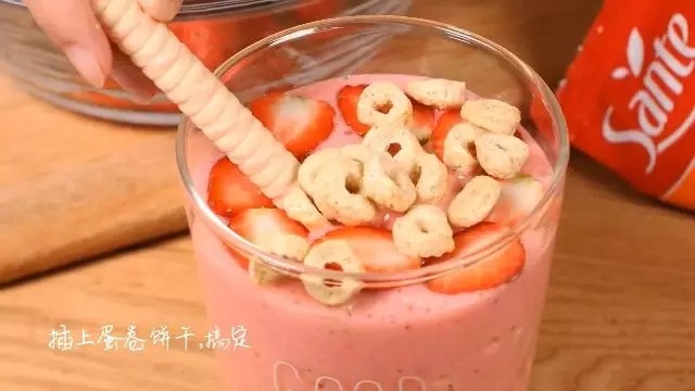 Steps for Making Strawberry Milkshake