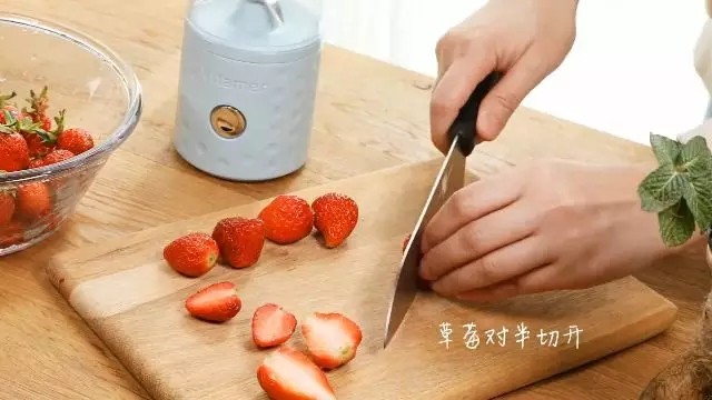 Steps for Making Strawberry Milkshake