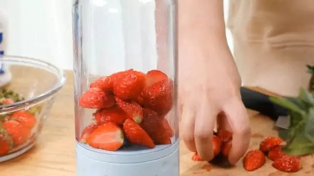 Steps for Making Strawberry Milkshake