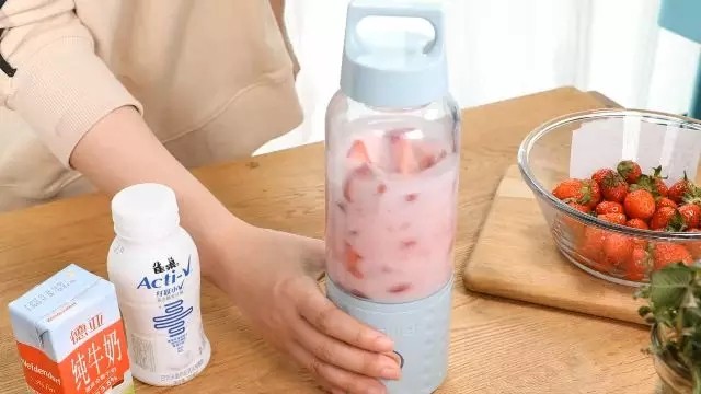 Steps for Making Strawberry Milkshake