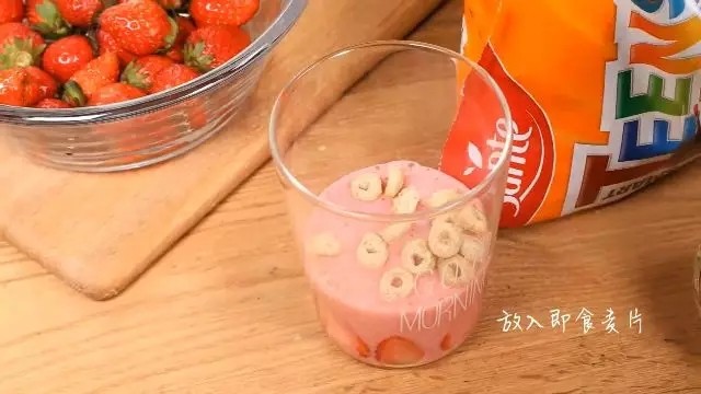 Steps for Making Strawberry Milkshake