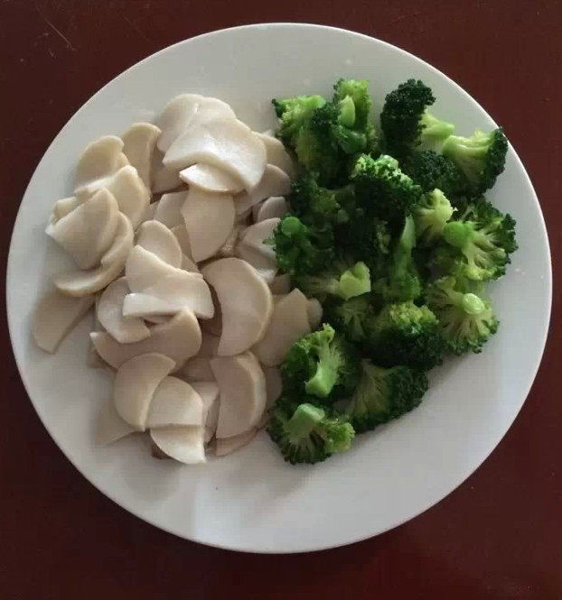 Steps for Stir-Fried Broccoli with King Oyster Mushrooms