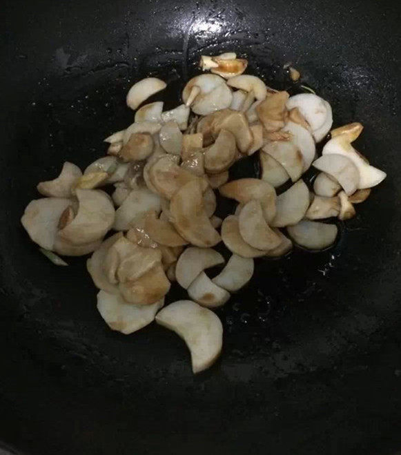 Steps for Stir-Fried Broccoli with King Oyster Mushrooms