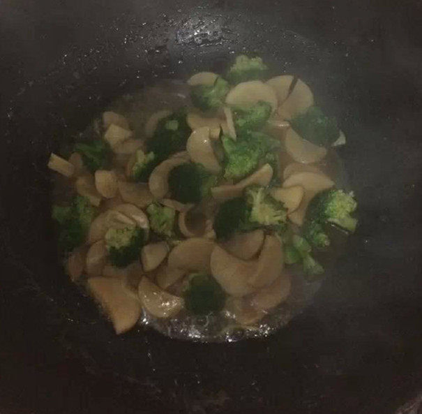 Steps for Stir-Fried Broccoli with King Oyster Mushrooms