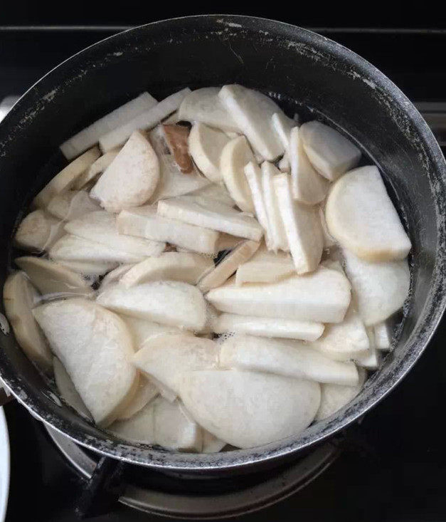 Steps for Stir-Fried Broccoli with King Oyster Mushrooms