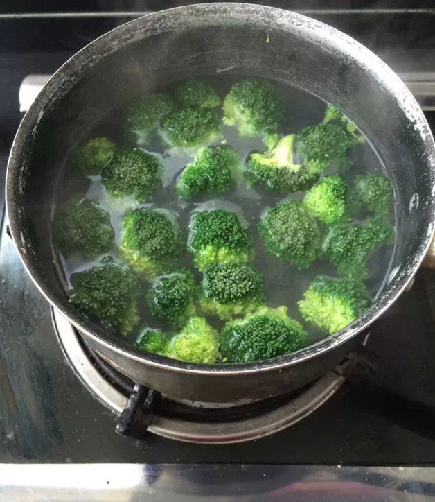 Steps for Stir-Fried Broccoli with King Oyster Mushrooms