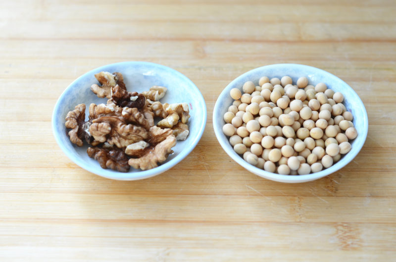 Steps to Make Walnut Soy Milk