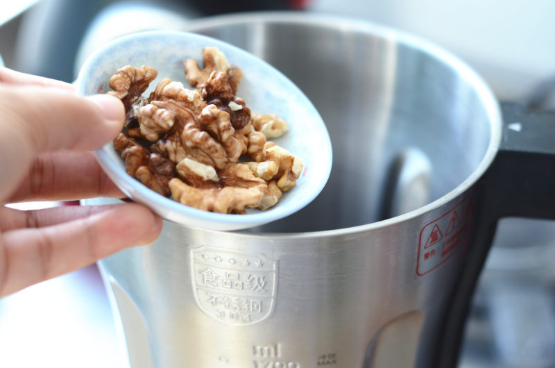 Steps to Make Walnut Soy Milk