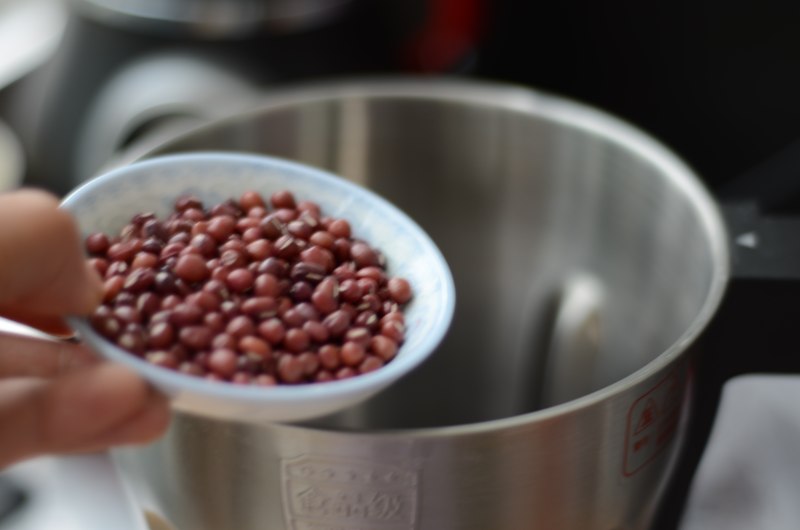 Steps for Making Rice Lily Red Bean Milk