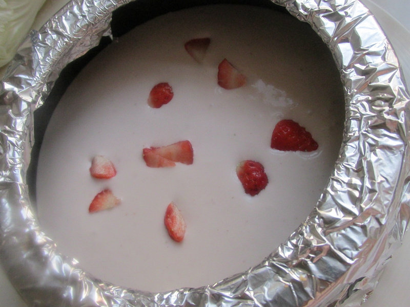 Step-by-step Instructions for Making Strawberry Fresh Mousse Cake