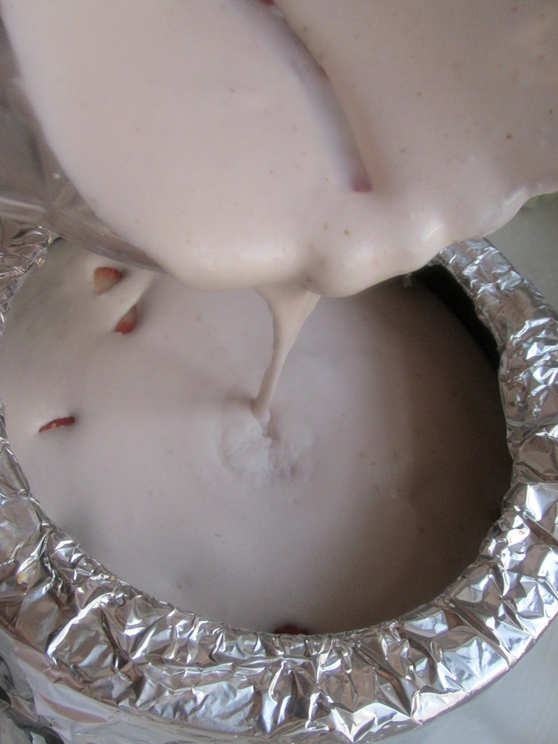 Step-by-step Instructions for Making Strawberry Fresh Mousse Cake