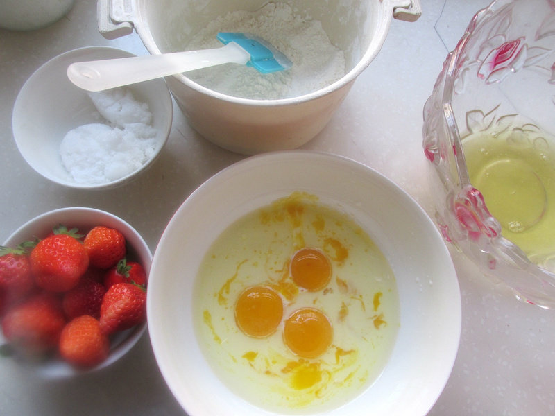 Step-by-step Instructions for Making Strawberry Fresh Mousse Cake