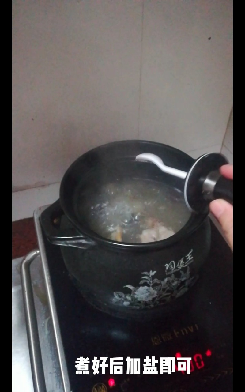 Detailed Steps for Cooking Winter Warm Soup: American Ginseng Black Chicken Soup