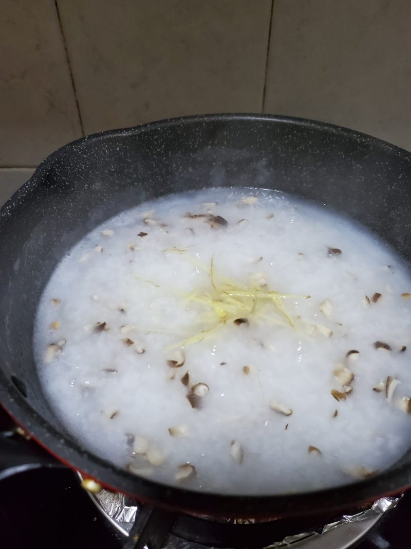 Step-by-Step Cooking of Mushroom and Chicken Congee