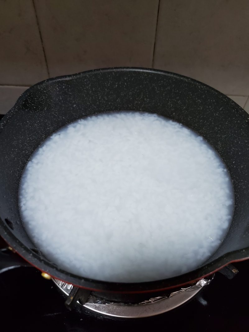 Step-by-Step Cooking of Mushroom and Chicken Congee