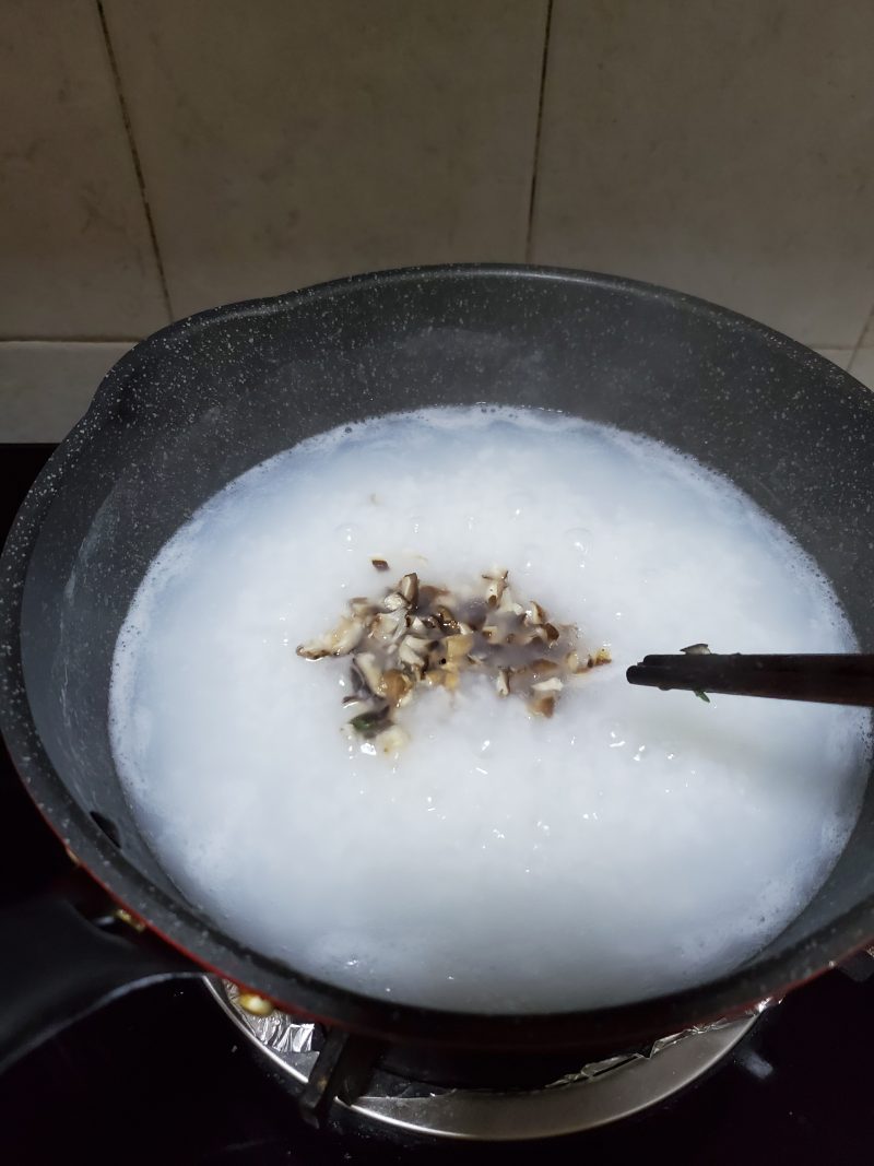 Step-by-Step Cooking of Mushroom and Chicken Congee