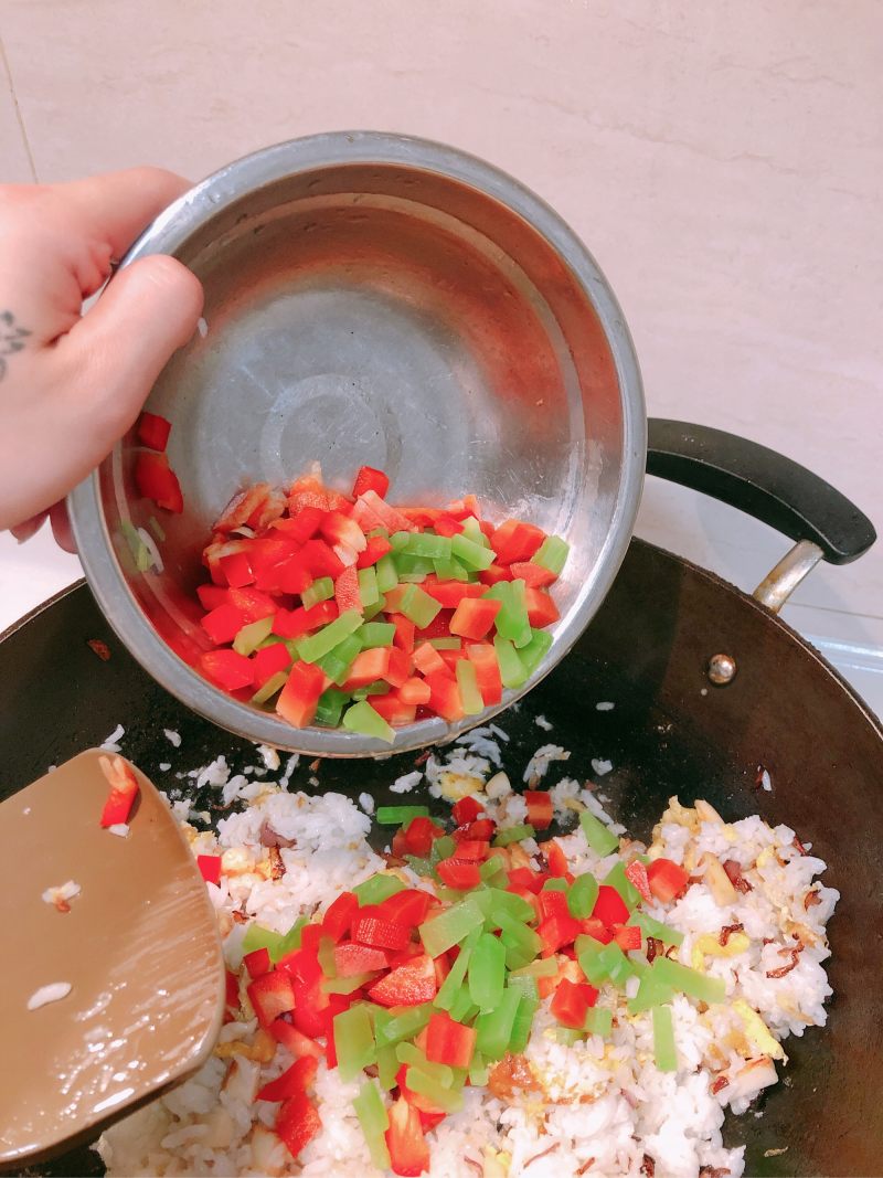 Steps for Making Colorful Pineapple Rice