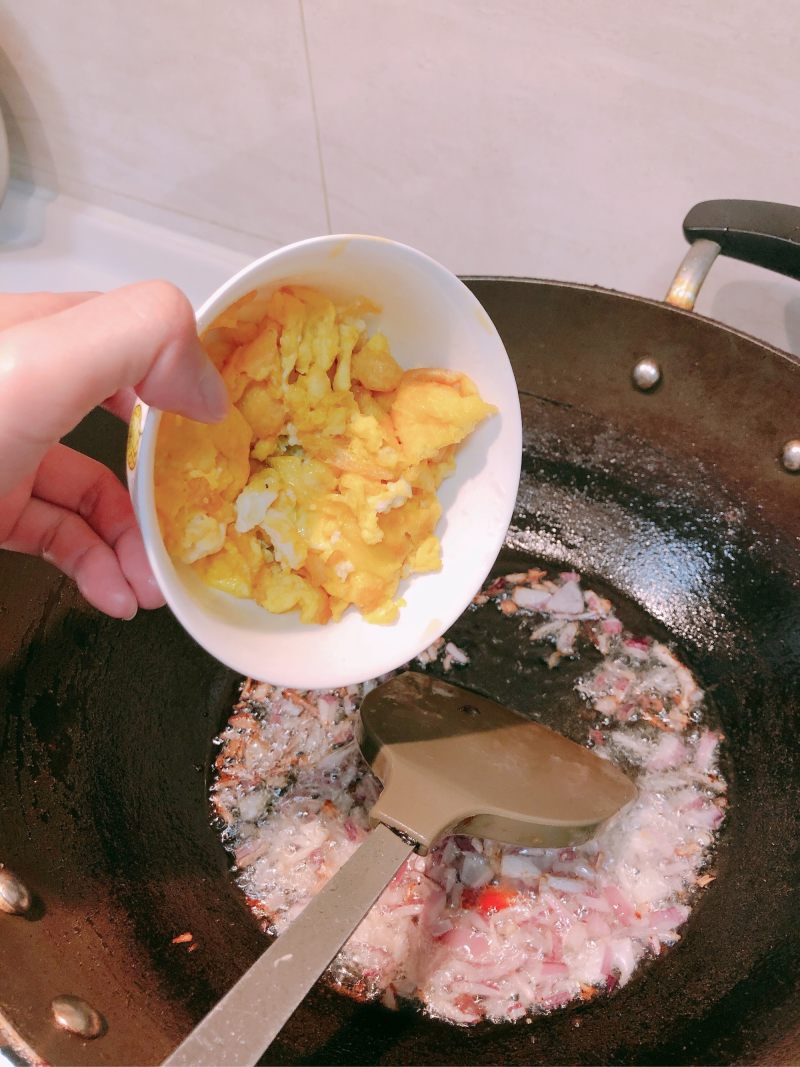 Steps for Making Colorful Pineapple Rice