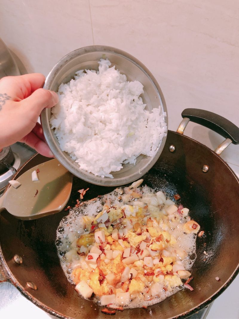 Steps for Making Colorful Pineapple Rice