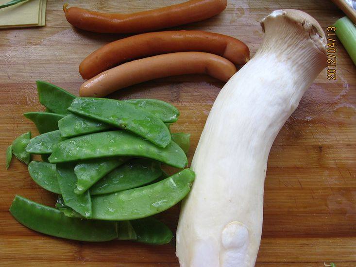 Steps for Stir-fried Dutch Beans with Enoki Mushrooms