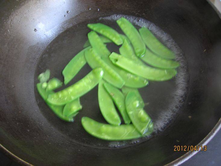 Steps for Stir-fried Dutch Beans with Enoki Mushrooms