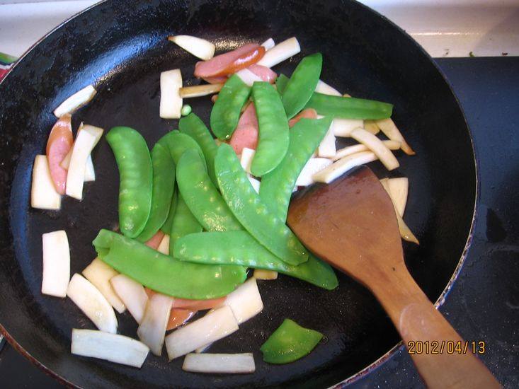 Steps for Stir-fried Dutch Beans with Enoki Mushrooms