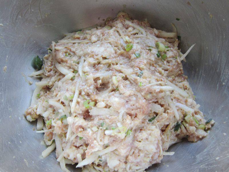 Cornmeal Radish Steamed Dumplings Preparation Steps