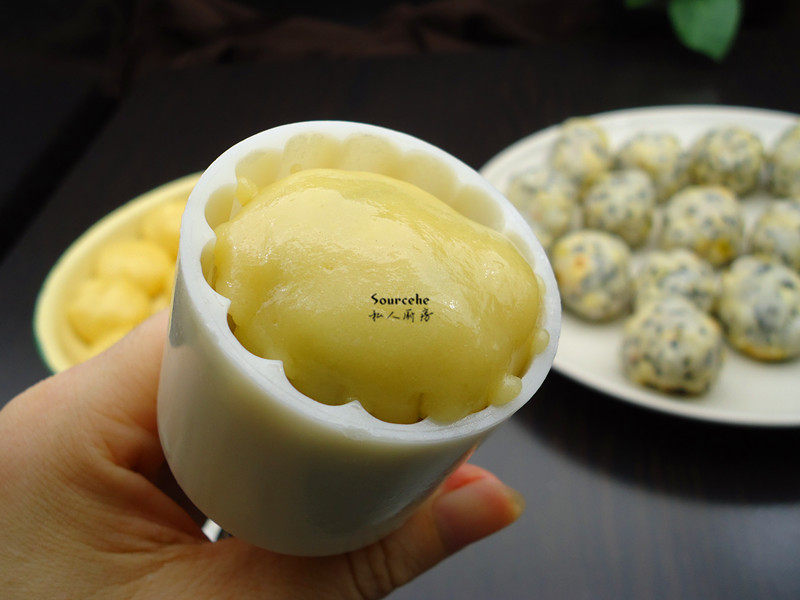 Steps for Making Guangdong Lemon Mixed Nut Mooncake