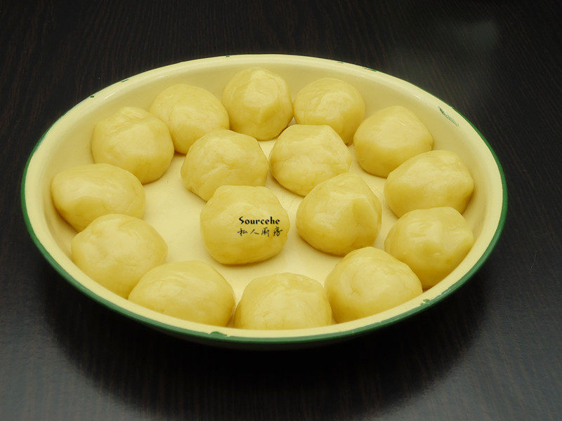 Steps for Making Guangdong Lemon Mixed Nut Mooncake