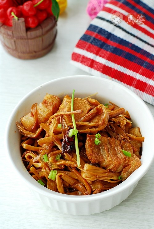 Yellow Flower Vegetable Braised Pork Belly