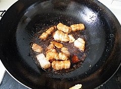 Steps for Cooking Yellow Flower Vegetable Braised Pork Belly