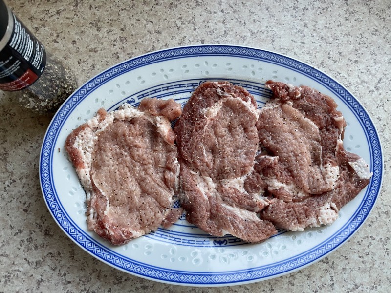 Steps for Cooking Black Pepper Pork Chop Rice