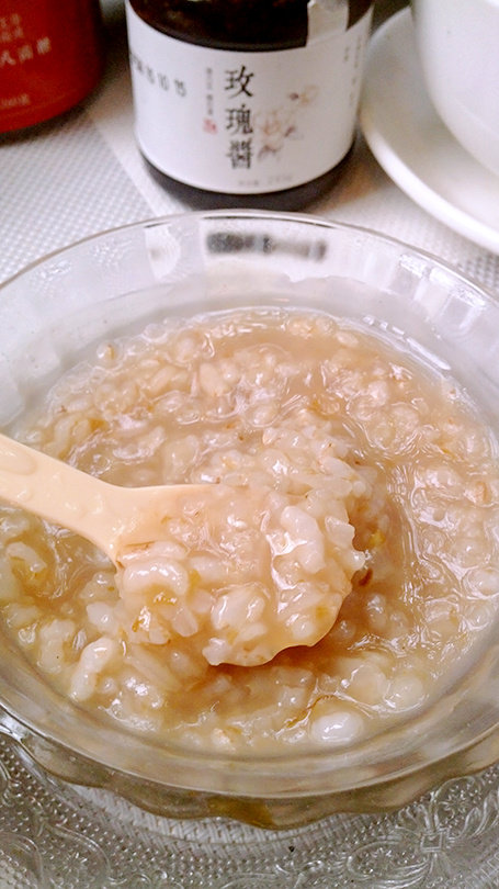 Steps for making Rose-scented Red Rice and Lotus Root Porridge